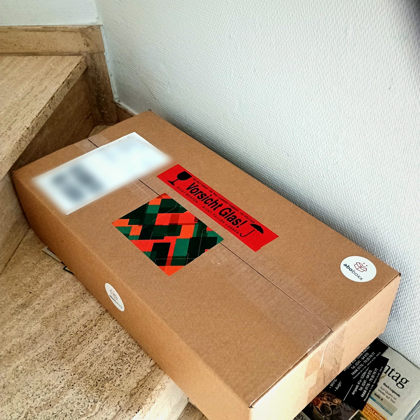 aboboxx Benefit-Box, geliefert an die private Haustür einer Mitarbeitenden